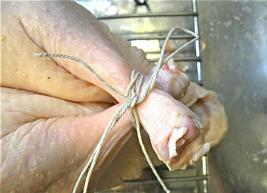 1. Этап. Запеченная утка в духовке: 3. Лапки свяжите толстой ниткой.