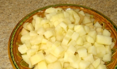 1. Этап. Грибной суп с чечевицей: В подсоленной воде отварите чечевицу почти до готовности, добавьте картофель, порезанный кубиками.