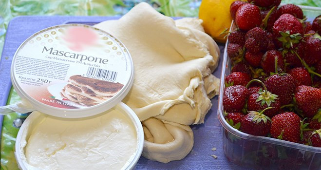 1. Этап. Итальянский пирог с клубникой: Приготовьте ингредиенты, дайте маргарину (или маслу сливочному) размягчиться.