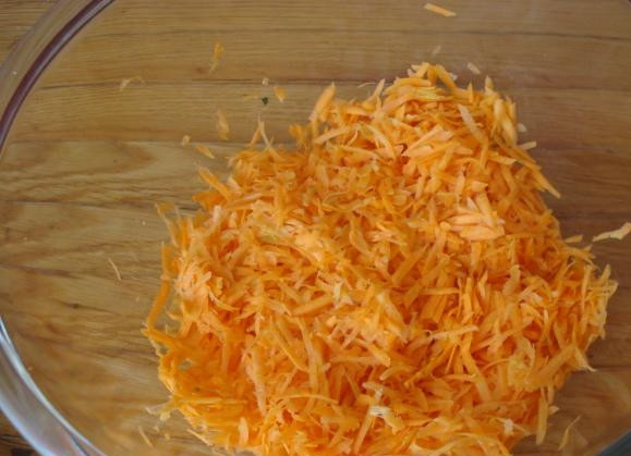 1. Этап. Морковь с яйцом: Морковку чистим и натираем на терке среднего размера.