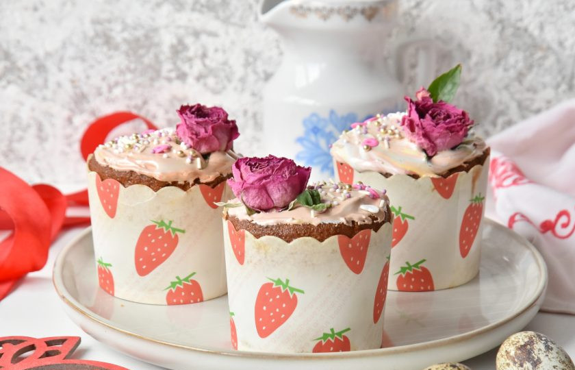 1. Этап. Кексовый кулич на Пасху: Декорируйте кексы по своему вкусу. Можно покрыть кексы традиционной пасхальной сахарной глазурью или меренгой.