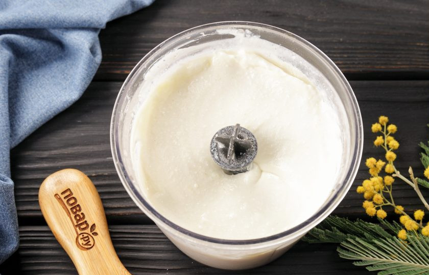 1. Этап. Сочни по ГОСТу: Я перемешиваю в блендере, мне нравится более пастообразная творожная масса, но можно просто перемешать ложкой. Здесь самое главное — не переусердствовать, если начинка получится слишком жидкой, то она будет вытекать. Если тоже решите сделать массу более однородной, то она должна хорошо держать форму.