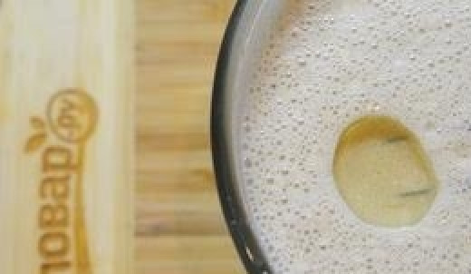 1. Этап. Тесто для блинов: 5. Добавьте растительное масло. Все перемешайте.