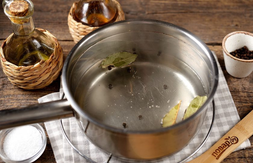 1. Этап. Сельдь по-шведски: Первым делом приготовьте маринад. Для этого вскипятите в сотейнике воду, добавьте сахар, лавровый лист и перец горошком, в последнюю очередь влейте уксус. Если селедка не сильно соленая, тогда всыпьте немного соли в маринад. Попробуйте его на вкус, он должен нравиться вам, прежде всего.