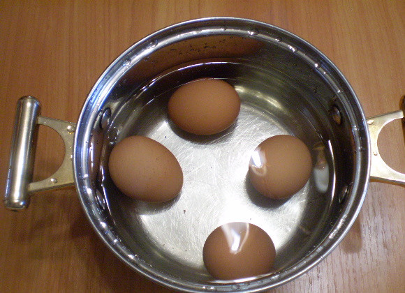 1. Этап. Постный зеленый борщ: Поставьте вариться яйца, время готовки с момента закипания — 9-10 минут. Обдайте их ледяной водой. Очистите от скорлупы.