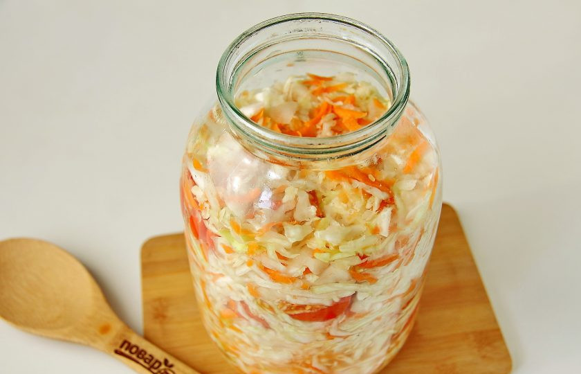 1. Этап. Квашеная капуста с помидорами: Заполненную банку накройте марлей и оставьте при комнатной температуре на 3 дня. Периодически капусту необходимо прокалывать, чтобы выпустить воздух. Как только брожение закончится - квашеная капуста с помидорами готова. Закрываем банку крышкой и храним в холодильнике или погребе.