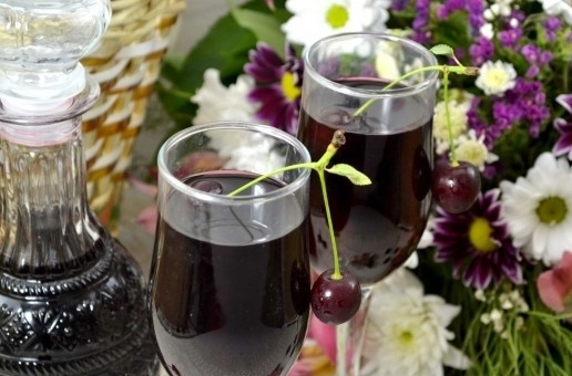 1. Этап. Настойка вишневая на водке: 4. Отправляем кастрюлю со всеми ингредиентами на огонь, прогреваем и помешиваем до растворения сахара, затем опять пропускаем через марлю. Полученный настой оставляем еще на 24 часа, после чего смело разливаем его по бутылкам и подаем к столу.