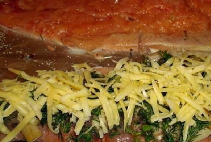 1. Этап. Горбуша с грибами: 3. Начинаем фаршировать нашу рыбку. Замороженное сливочное масло нарежьте тонкими ломтиками и разложите по поверхности рыбы. Сверху укладываются грибы. Укроп промыть и мелко нашинковать. Высыпаем зелень на грибы. Сыр натереть на средней терке и положить верхним слоем.