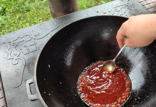 1. Этап. Хрустящие крылышки в остро-сладком соусе: Обжаривать минуту, постоянно помешивая.