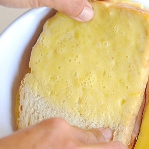 1. Этап. Сэндвич Монте-Кристо: 3. Опустите готовый бутерброд в молочно-яичной смеси.