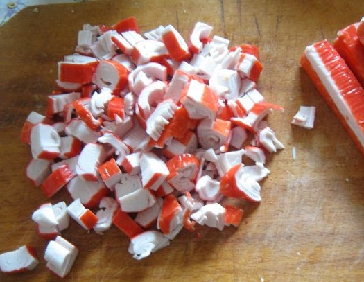 1. Этап. Салат из крабовых палочек классический: 2. А теперь все ингредиенты нарезаем средними кусочками.