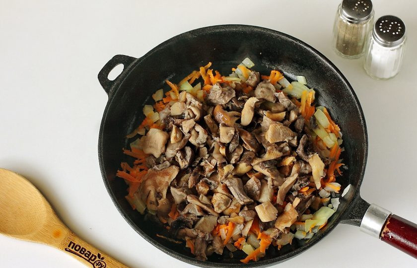1. Этап. Грибной суп с фунчозой: Обжарьте овощи на растительном масле до мягкости и добавьте грибы. У меня лесные грибы, предварительно отваренные, но вы можете взять любые другие.
