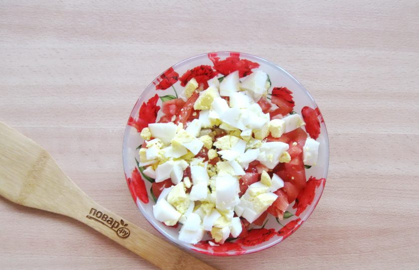 1. Этап. Салат Багратион: Яйца сварите вкрутую, охладите, очистите и мелко нарежьте. Добавьте в салат.