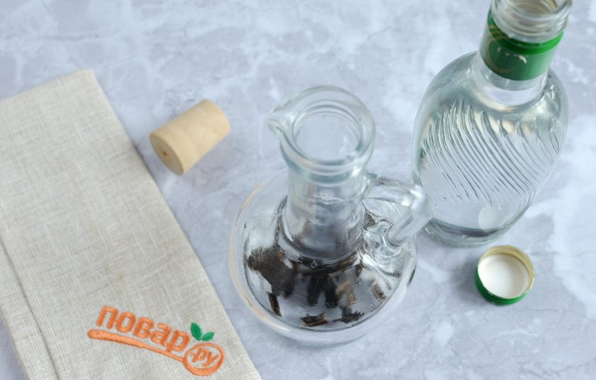 1. Этап. Ванильный экстракт: 4. В тару (в которой планируете настаивать экстракт) сложите и семена и рубленные стручки.