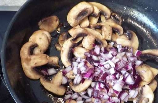 1. Этап. Азу из индейки со сметаной: Обжариваем грибы с луком на растительном масле, оставшемся после жарки мяса.