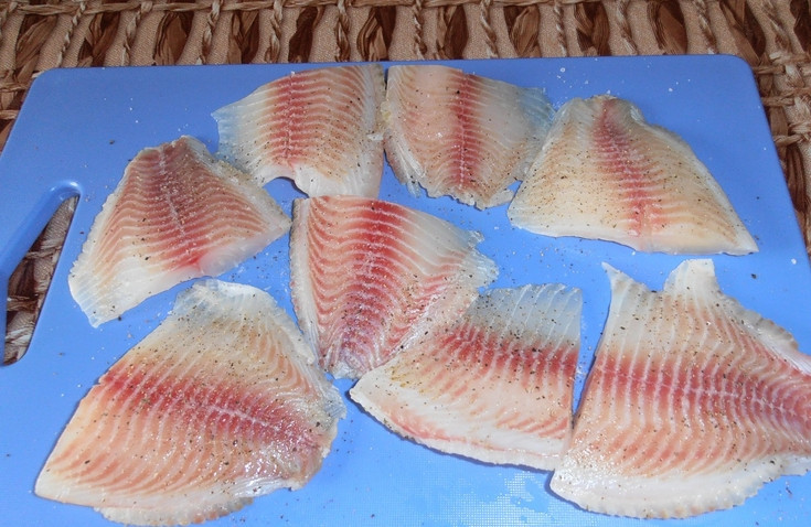 1. Этап. Тилапия в духовке с сыром: Филе нарезаем порционными кусочками, солим и перчим с обеих сторон.