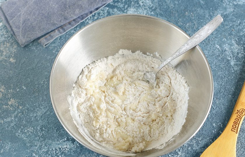 1. Этап. Сладкое на сковороде: Снова все перемешайте и частями введите муку.