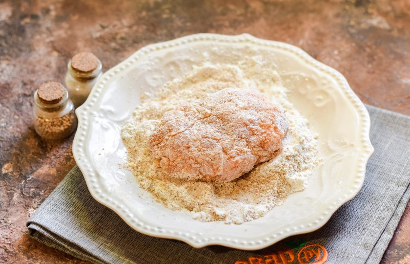 1. Этап. Котлеты из индейки с картошкой: Сформируйте небольшие по размеру котлеты, обваляйте их в смеси муки и панировочных сухарей.