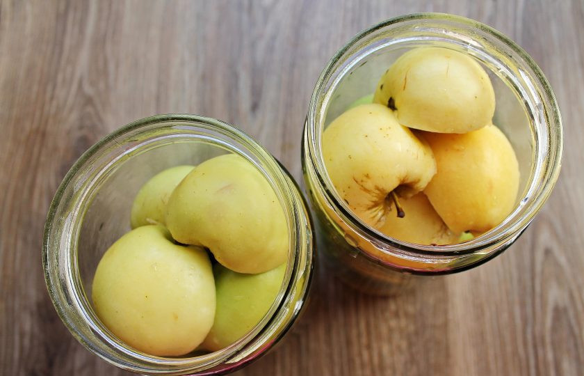 1. Этап. Моченая антоновка в домашних условиях: Антоновку выложите в банки до горлышка.