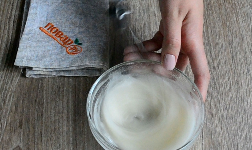 1. Этап. Новогоднее печенье Петушки: После этого добавьте 1,5 ст. ложки крахмала и перемешайте ложкой. Глазурь стала более густой, но не слишком, она все еще жидковата и хорошо стекает с ложки. Именно такая глазурь нам нужна.