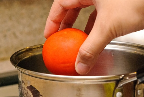 1. Этап. Мексиканский соус: 3. В кипящую воду выложите перец и помидоры.