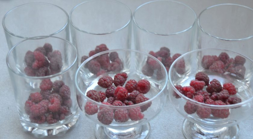 1. Этап. Лимонное парфе: Разложите свежую малину по формочкам, в которых будете подавать парфе, это могут быть креманки, стаканы, бокалы.
