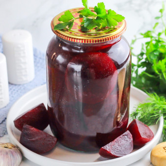 Маринованная свекла на зиму в банках целиком