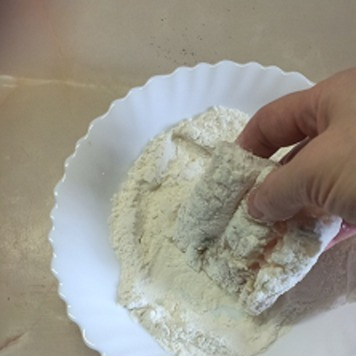 1. Этап. Кулебяка с рисом, луком, яйцами, рыбой: Каждый кусочек рыбы хорошо обвалять в муке и обжарить с двух сторон на хорошо разогретой сковороде на сливочном масле до готовности (можно обжарить и на растительном масле). Остудить.