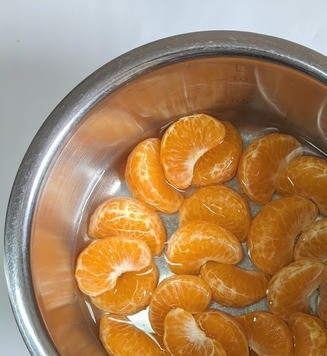 1. Этап. Лимонно-мандариновый миндальный пирог: В первую очередь надо подготовить мандарины, почистить и удалить все белые 