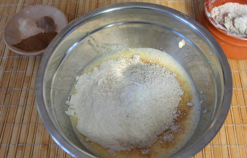 1. Этап. Рождественский кекс с коньяком: Насыпаем муку с разрыхлительным.