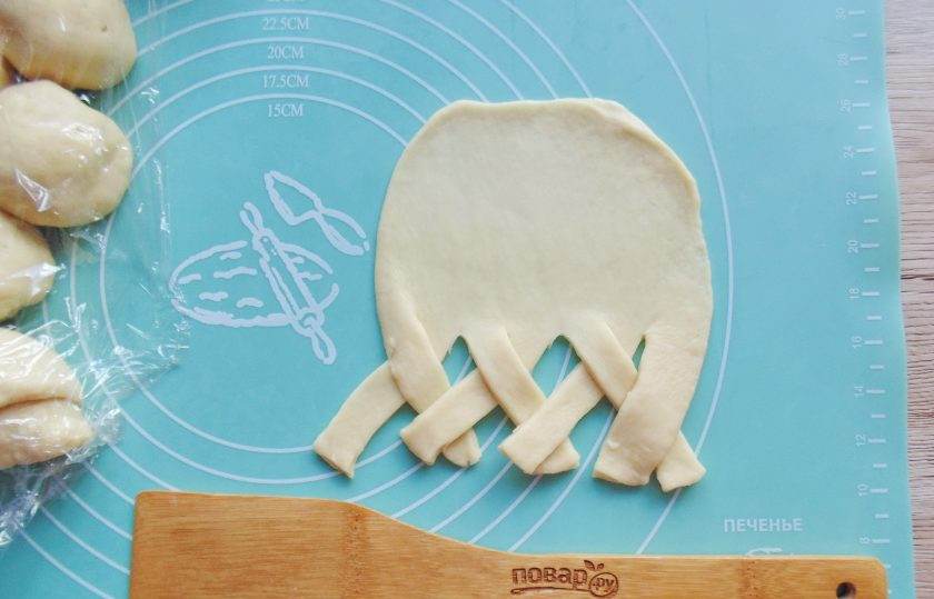 1. Этап. Булочки с яблоками и изюмом в духовке: Переплетите наискось надрезанные полосы, как на фото.