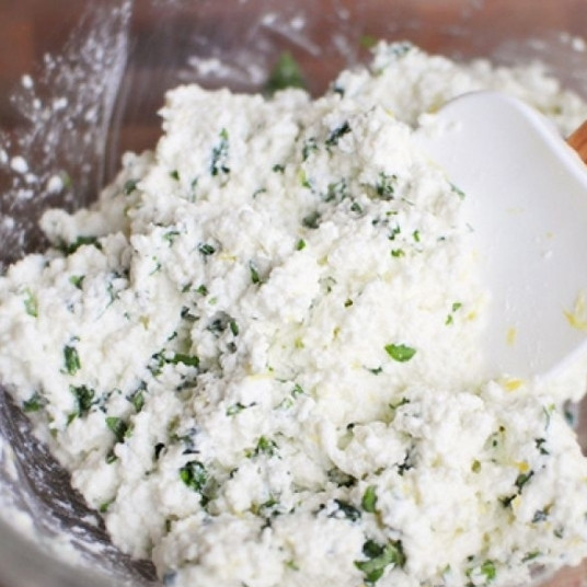 1. Этап. Рикотта с лимоном и базиликом: Солим, перчим и хорошенько перемешиваем.