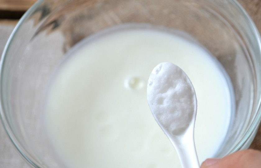 1. Этап. Пирожки с луком на кефире: В кефир добавьте соду, предварительно погасив ее уксусом, оставьте массу на 10 минут, чтобы ингредиенты вступили в реакцию. Когда на поверхности появится пенка, можно продолжать работу с приготовлением теста.