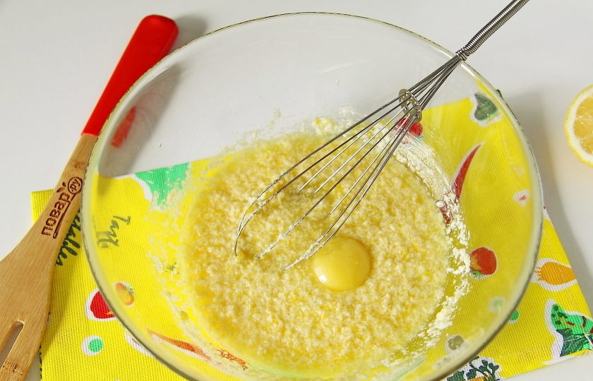 1. Этап. Лимонный пирог от Юлии Высоцкой: Все тщательно взбейте и введите по одному желтку (белки понадобятся чуть позже), каждый раз хорошо взбивая массу.