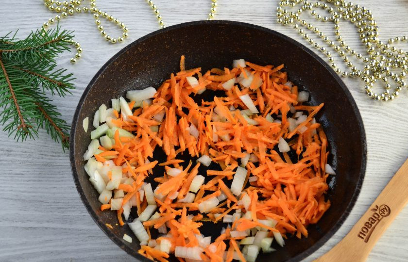 1. Этап. Слоеный салат «Мышка» с грибами и сыром: Лук нарежьте кубиком, морковь натрите на крупной терке, обжарьте их вместе в небольшом количестве растительного масла до мягкости.