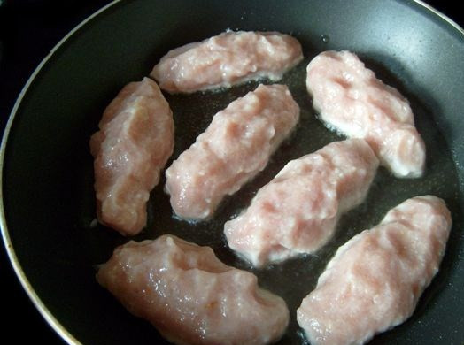 1. Этап. Фарш в тесте: Фарш вымешиваем, а затем отбиваем (набираем в руки и бросаем в блюдо или на стол, конечно, предотвращая разлетание). Так он стал пышным и воздушным. Яйца я в фарш не кладу, он сильно скрепляет фарш, а без яиц котлеты получаются очень нежные. Панировать их тоже не надо, просто мокрыми руками формируем котлеты и выкладываем на сковороду с горячим маслом. Котлеты нам будут нужны двух разных форм. Для «Колоска» нам нужны узкие удлиненные батончики. Обжариваем их быстро с двух сторон до румяной корочки, но до готовности не доводим, так как будет еще запекание в духовке.