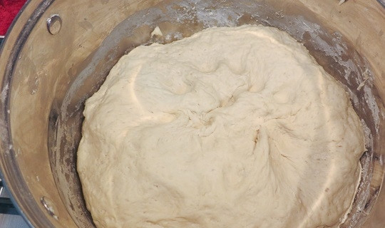 1. Этап. Беляши Советские: 4. Обомните тесто руками и снова накройте его полотенцем, на этот раз оставьте его на 40-60 минут.