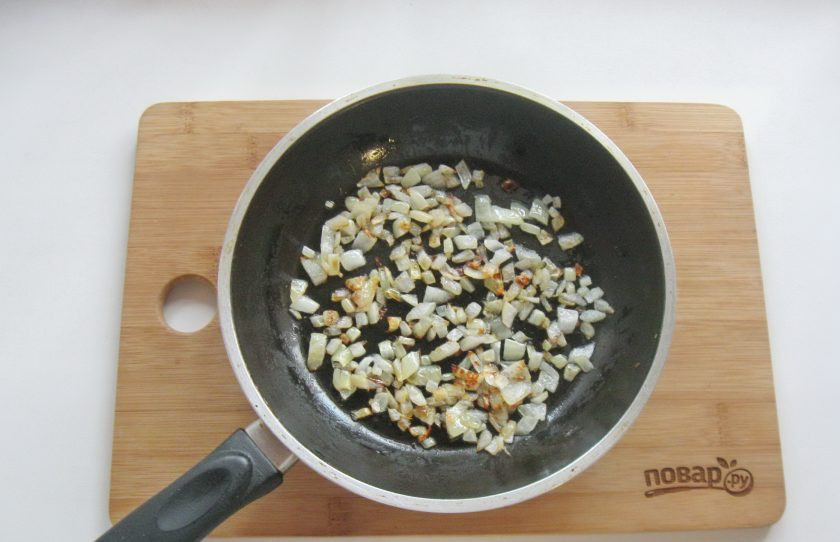 1. Этап. Баклажаны как грибы с майонезом: Обжарьте лук до золотистого цвета.