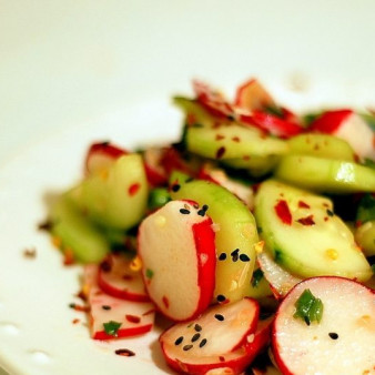 Салат из редиски и огурцов