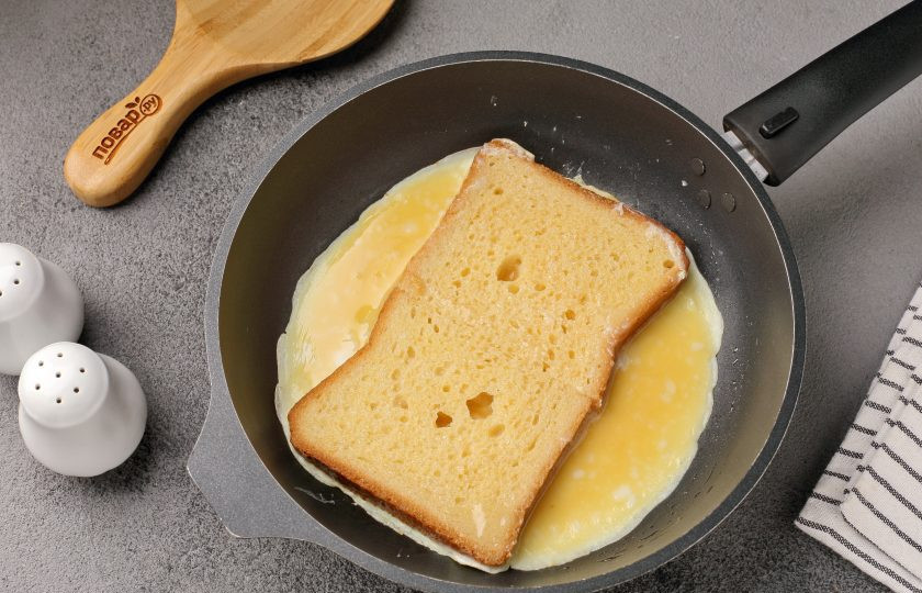 1. Этап. Сэндвич с французским омлетом: Сковороду нагрейте и смажьте маслом. Вылейте в сковороду взбитые яйца. Хлеб обмакните в эту яичную массу и выложите сверху.