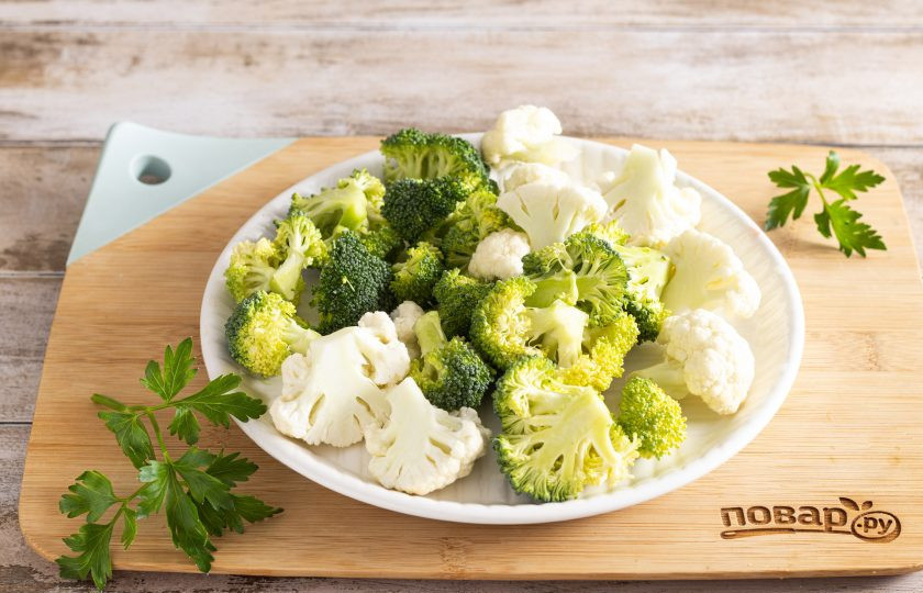 1. Этап. Закуска македонская: Цветную капусту и брокколи помойте, затем разделите на небольшие соцветия.