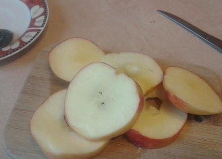 1. Этап. Куриное филе с яблоками и черносливом: Яблоки лучше брать жесткие и кислые. Очистим яблоко от сердцевины и нарежем кольцами примерно 7-8 мм.