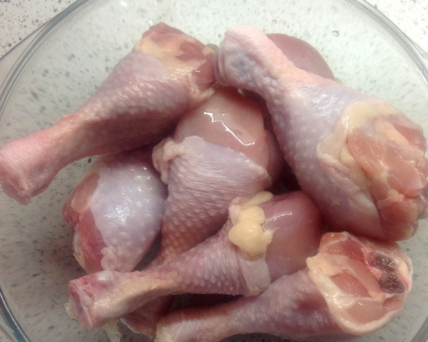 1. Этап. Голени тушеные в мультиварке: Голени промываем под водой и выкладываем в миску.