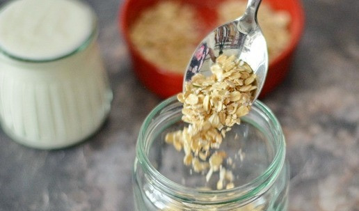 1. Этап. Ленивая овсянка на домашнем йогурте: В банку всыпьте овсяные хлопья.