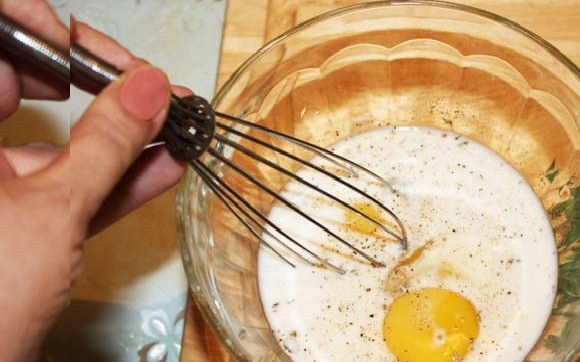 1. Этап. Яичница с бананом: Взбейте яйца с молоком.