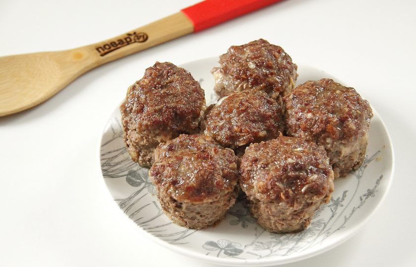 1. Этап. Мясные кексы: Готовьте мясные кексы с грибами и сыром при 180 градусах около 30 минут. Затем достаньте и переложите на тарелку.