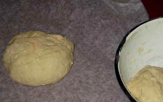 1. Этап. Печенюшки на скорую руку: В итоге у нас должно получиться густое, эластичное, но не крутое тесто. Разделяем его на две равные части, выкладываем первую из них на лист пергаментной бумаги.