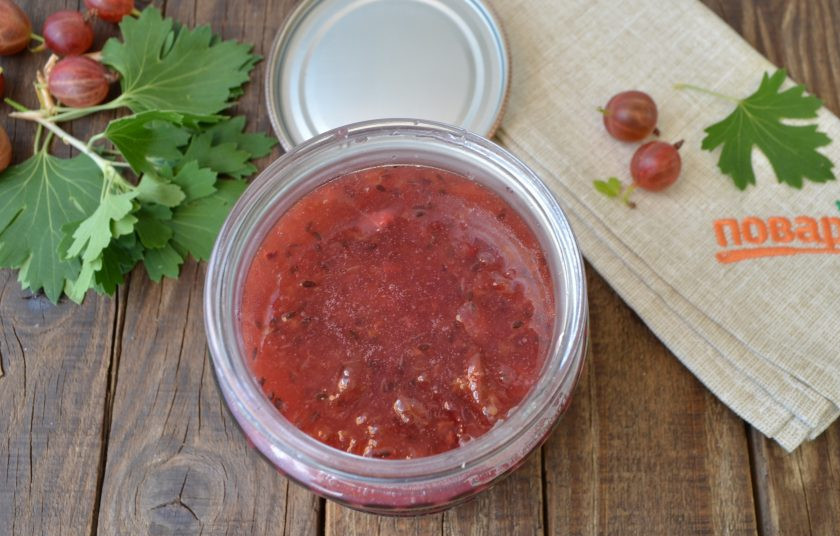 1. Этап. Варенье из крыжовника с листьями смородины: Горячее варенье разлейте по стерильным банкам. Закатайте стерильными крышками и укутайте в одеяло до остывания. Готово!