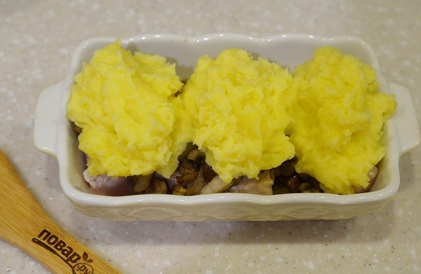 1. Этап. Свинина с грибами под шубой: 7. Красиво выложите пюре на грибы. Запекайте в разогретой до 180 градусов духовке около 30 минут, сначала прикрыв фольгой.