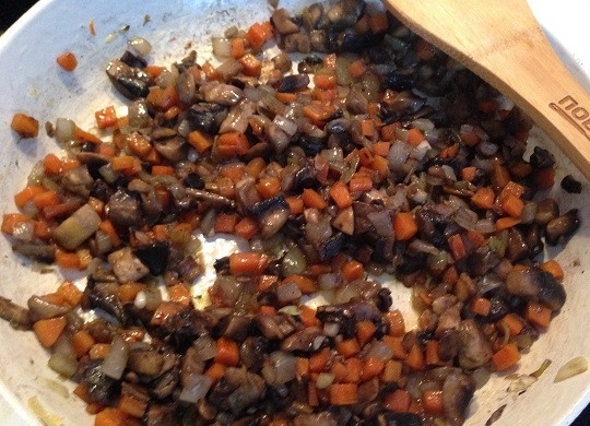 1. Этап. Перловая каша с грибами и беконом: 3. Добавляем нарезанные грибы и обжариваем до полного выпаривания жидкости. Грибы можно брать как свежие, так и замороженные.